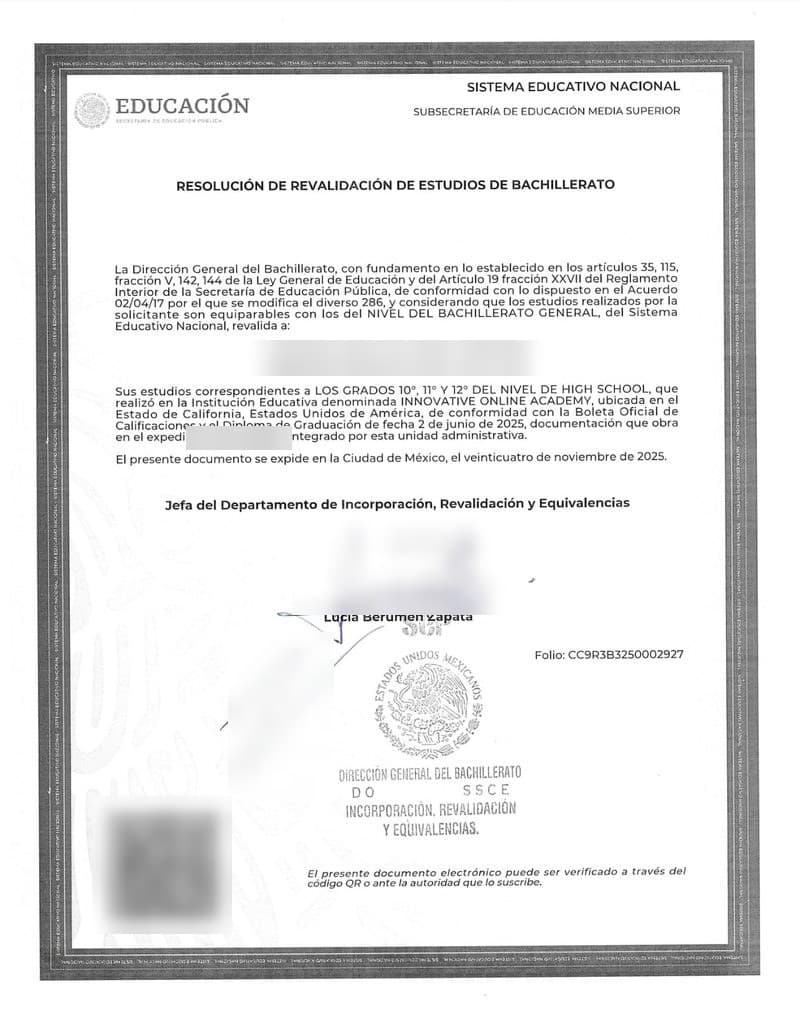 Resolución de Revalidación de Estudios de Bachillerato emitida por la SEP. Los datos personales de la titular aparecen difuminados.